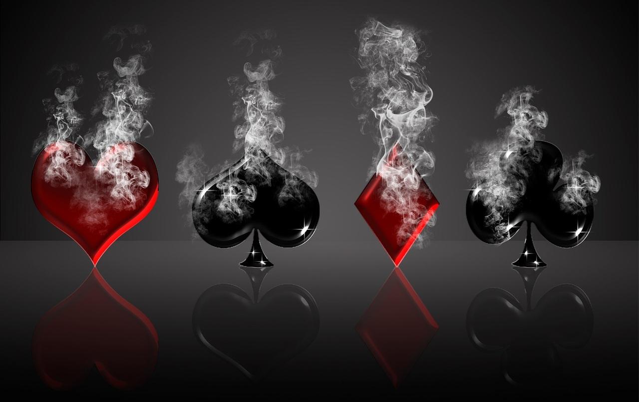 Site για πόκερ σύμβολα τράπουλας με καπνό και αντανάκλαση